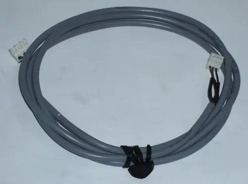 Graues Kabel mit Stecker für Drucksensor, geeignet für Daikin Systeme. Kabel in Schleifen gebunden, mit Sicht auf die Anschlussklemmen.